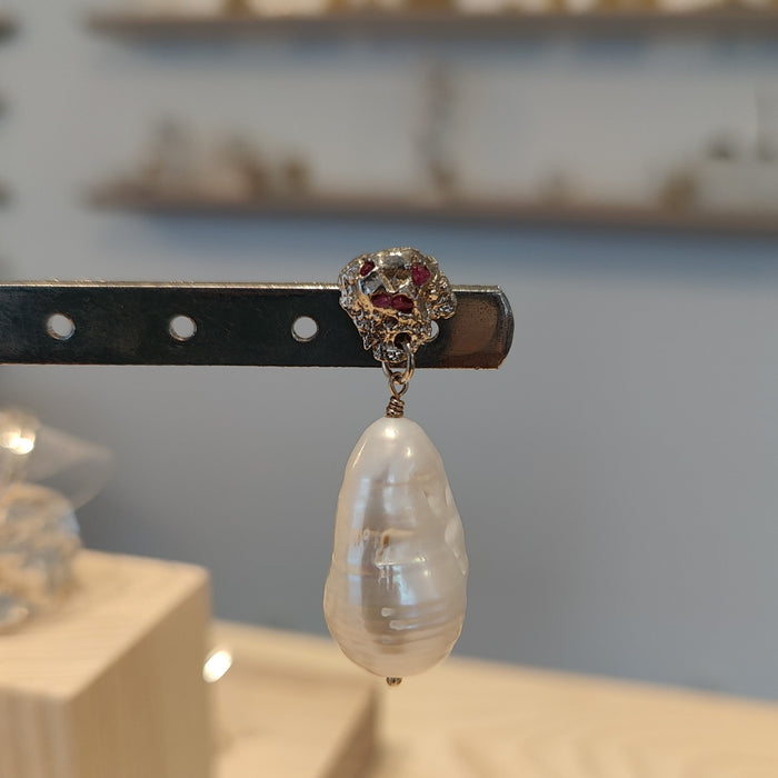 Sølvørering med japansk barok perle og rød rubin