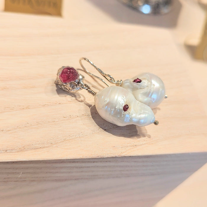 Japanske barokke perler med rå rubiner
