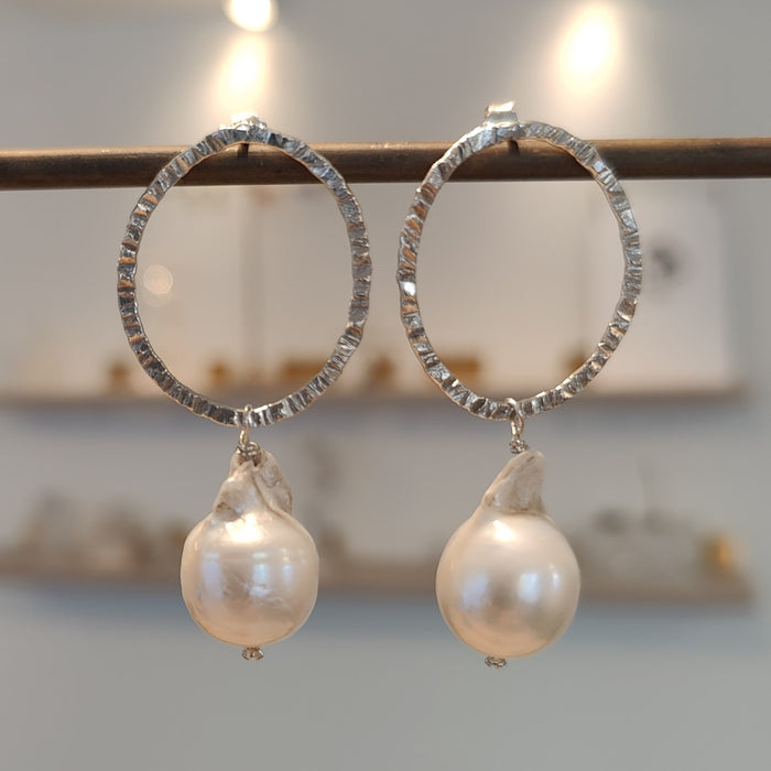 Øreringe i sølv med japanske barokke perler