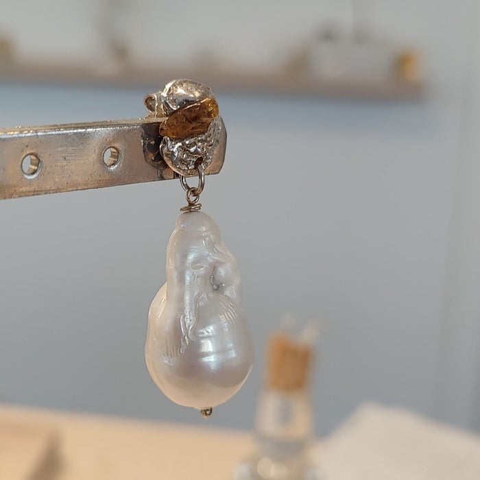 Ørering i sølv med gul safir og barok perle