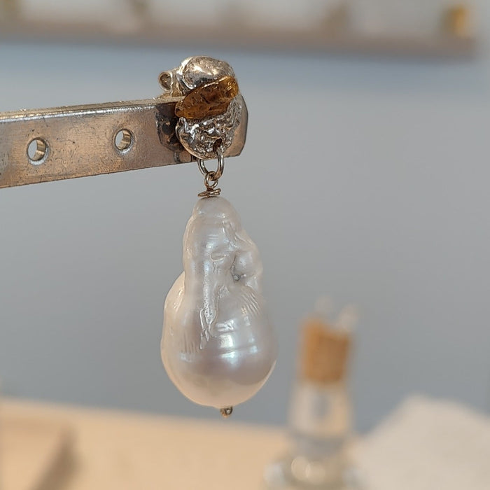Ørering i sølv med gul safir og barok perle