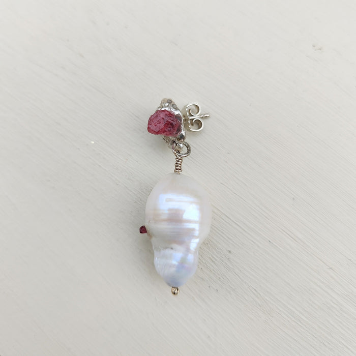 Japanske barokke perler med rå rubiner