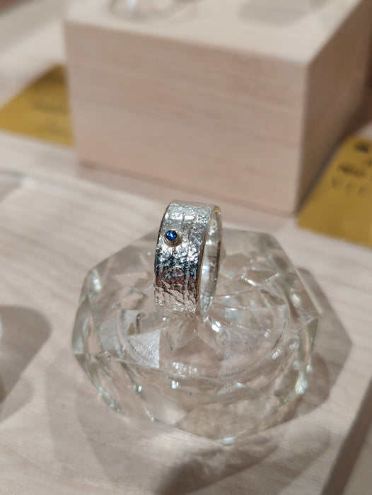 Signaturring med blå safir