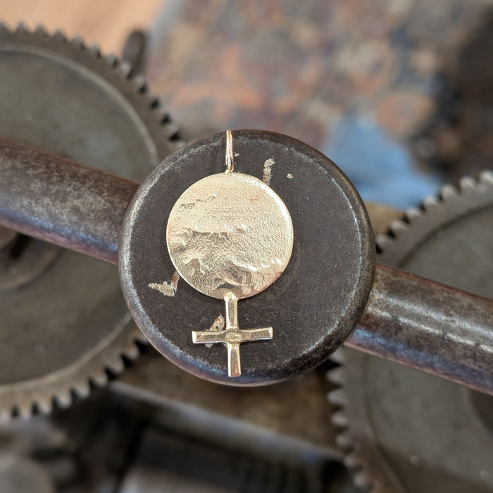 Rosa-kvindesmykket i 14 karat guld