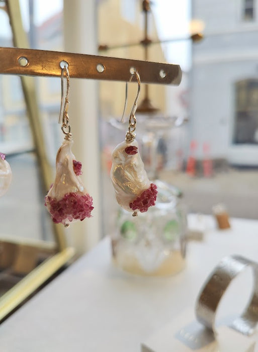 Barokke perler med rubindrys