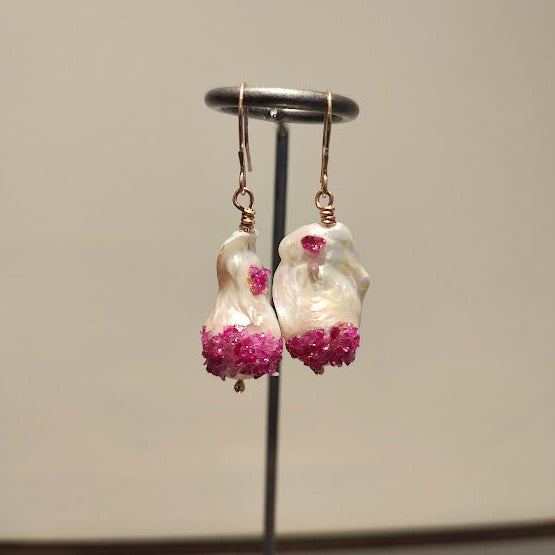 Barokke perler med rubindrys